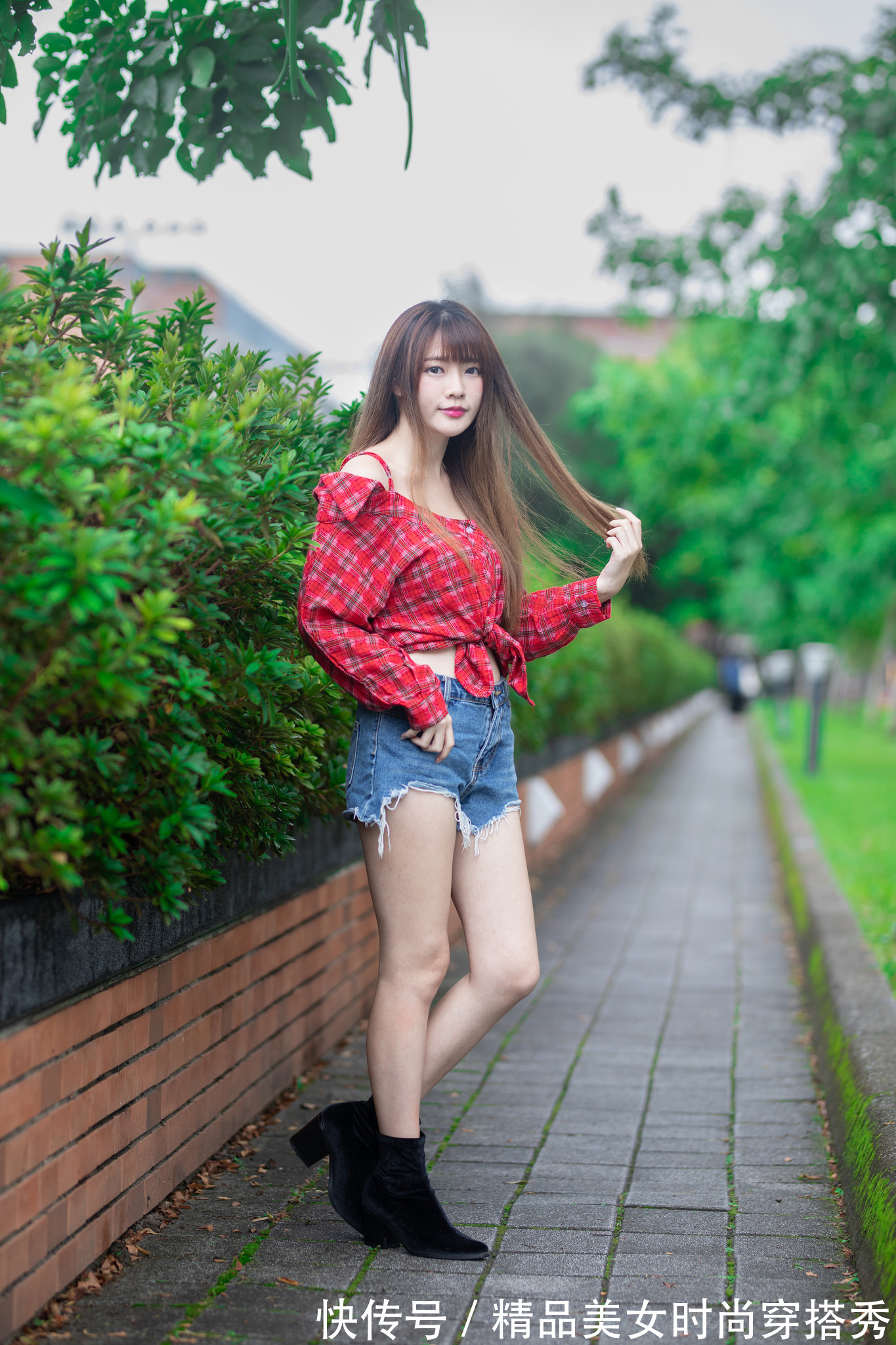牛仔短裤 红色格子的上衣下搭一条高腰牛仔短裤，随性简约又个性十足