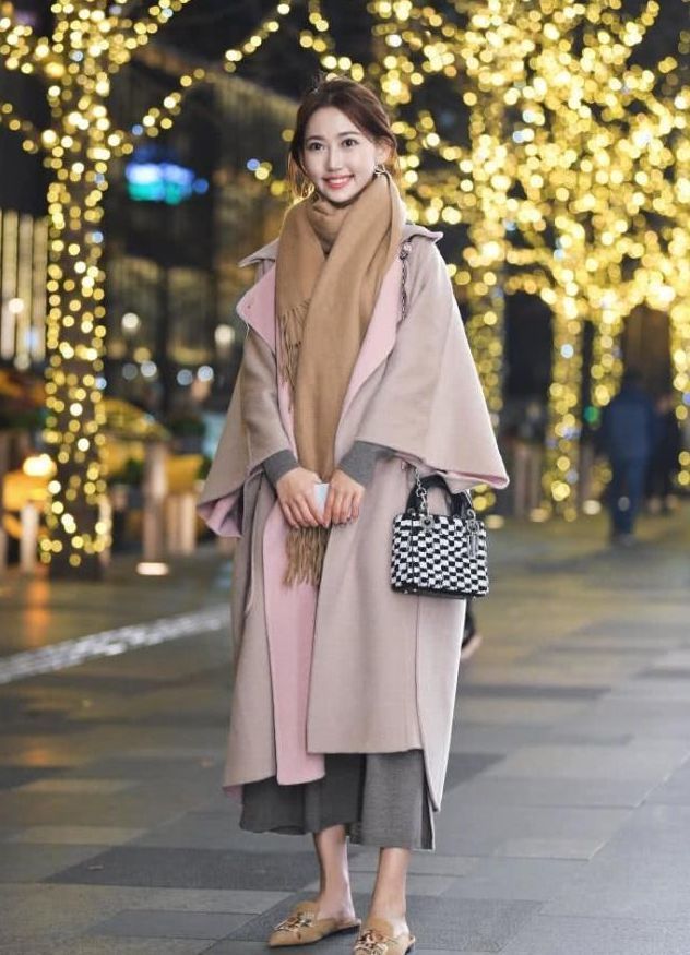 美女|街拍:小姐姐身穿格子外套,气质优雅,大家闺秀的感觉