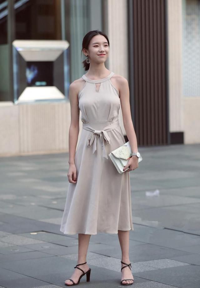  温婉大气的裙装搭配，活力十足且时尚大方，舒适经典不失时尚格调