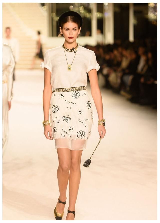 超模凯雅·杰柏现身巴黎时尚走秀，她越来越动人了