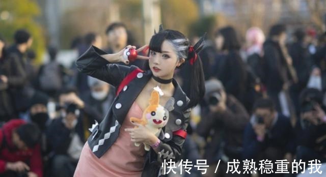 国民游戏|COS“梦玛俐”的小萝莉,她跪下双腿那一刻,下面的宠物真幸福