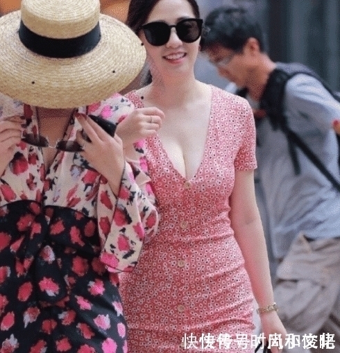 年轻姑娘 衣服太紧就拿剪刀剪开!阿姨年纪大了还这么敢穿,也太大胆了吧!