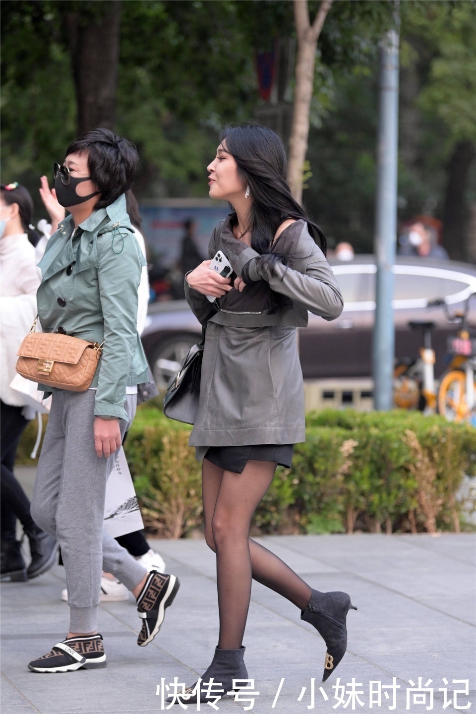 讲究|街拍:穿着黑色丝袜的女生,搭配高跟鞋还是平底鞋,其实也有讲究