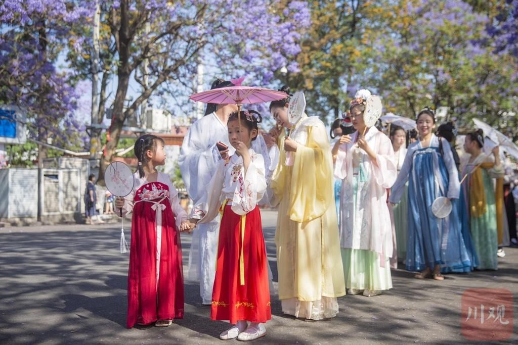 当蓝花楹遇见汉服，盛装而来只为赴这一场春日邀约