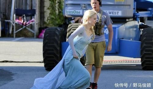 cos|现实版冰雪女王,艾莎美貌遗传自妈妈,包子脸安娜笑起来也很甜!