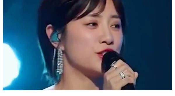 康熙微服私访记|主持人穿衣失误少穿了一件衣服，张国立全程目不斜视