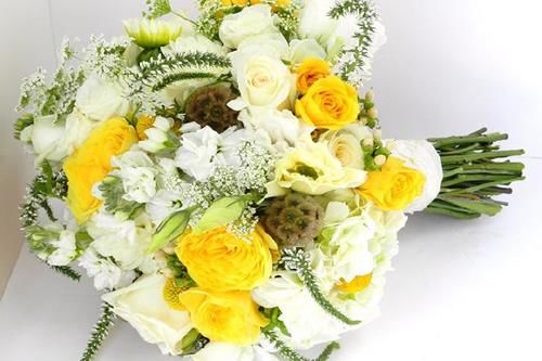 不同颜色的捧花有哪些意义？手捧花挑选指南和技巧