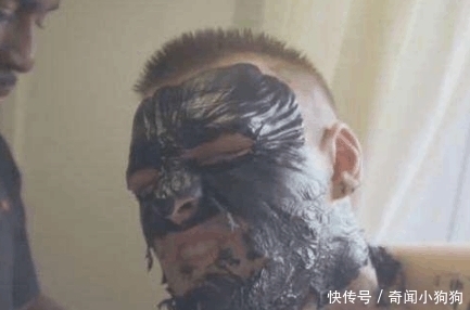 男子作死偷拿女友面膜给自己做全身保养, 准备撕下时后悔了, 疼出“猪叫“””