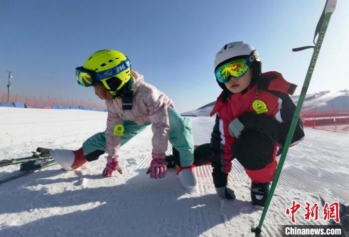 春节|甘肃春节丝路冰雪游火热：悬臂长城滑雪场跻身十大热门景区