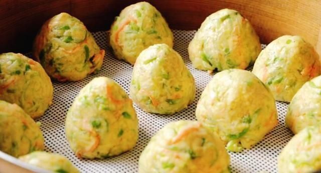 西葫芦|2根西葫芦,加1碗玉米面,隔天做3大锅,无水无油,好吃又饱腹