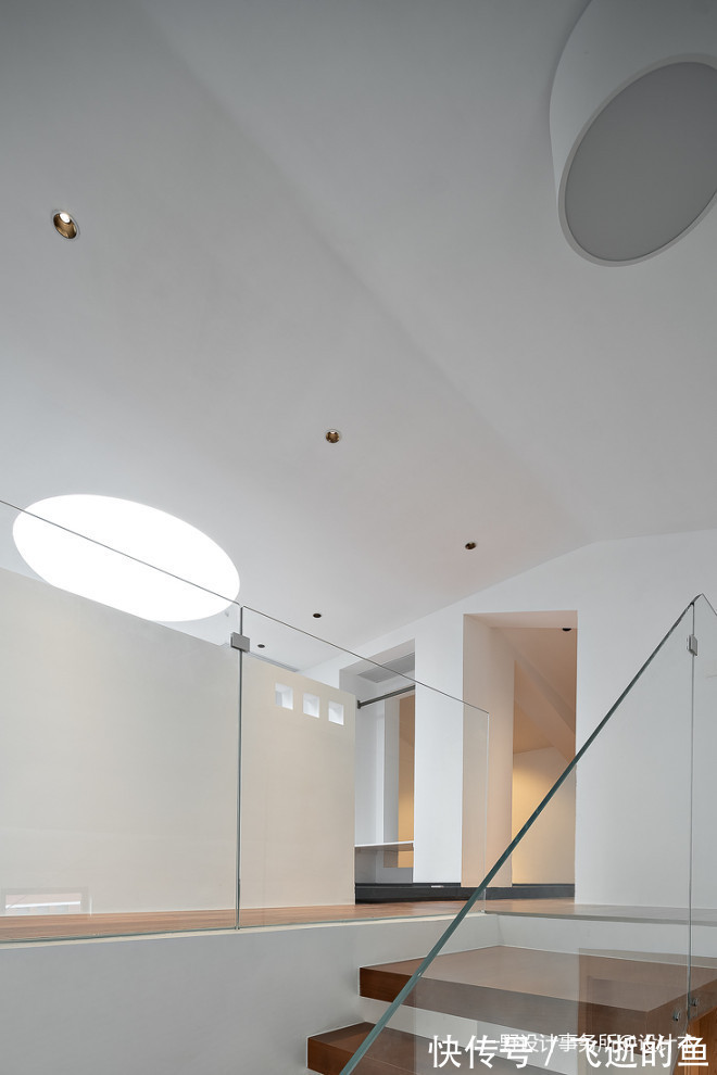 楼梯间|看400平米豪华别墅如何装修现代简约风