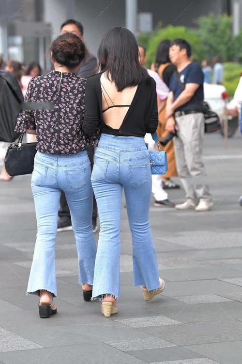 上衣|一字领黑色上衣搭配蓝色微喇叭裤,再配上坡跟凉鞋,大气又温柔