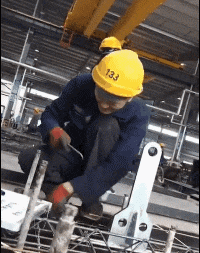 |搞笑GIF：撞衫不可怕 谁小谁尴尬