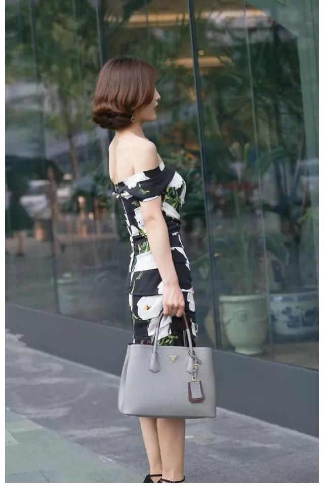 高跟凉鞋|美女一双一字带的黑色高跟凉鞋，气质时尚，又带着魅力