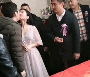|搞笑gif:姑娘,你洗头发怎么只洗前面,不洗后面的头发?