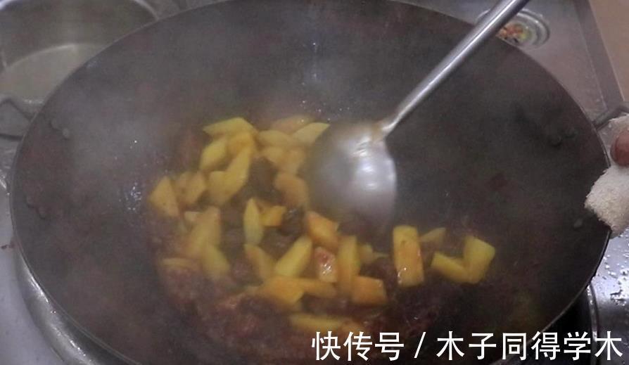 甜面酱|酱牛肉烧土豆好吃有诀窍,学会这个做法,肉嫩筋软,酱香浓郁