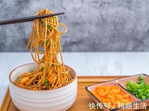 芝麻酱调稀，应该用水还是用油？教你2种做法，丝滑又香浓