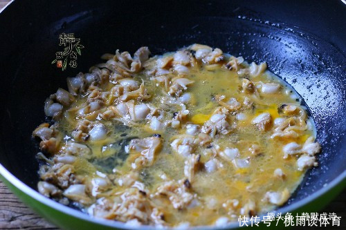 番茄|夏天,鸡蛋换个炒法,味道和营养都翻倍,比番茄炒蛋好吃百倍