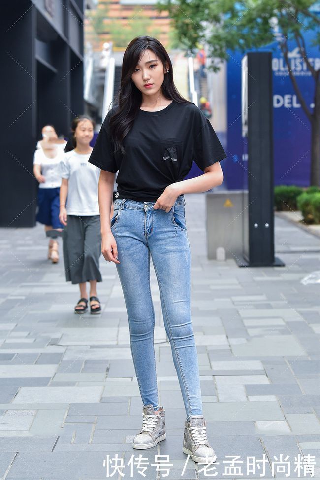 街拍:当黑色短袖遇上牛仔裤+帆布鞋穿搭,青春休闲又显白!