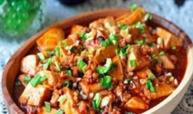 美食推荐土豆青椒焖鸡块、酱油炒豆腐、鸡腿烩豆腐、甘蓝肉卷
