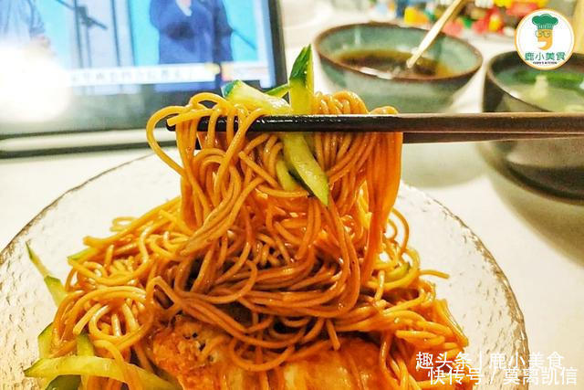 葱油酱汁|10分钟搞定懒人早餐面,葱香浓郁,面滑筋道,一盘轻松吃光