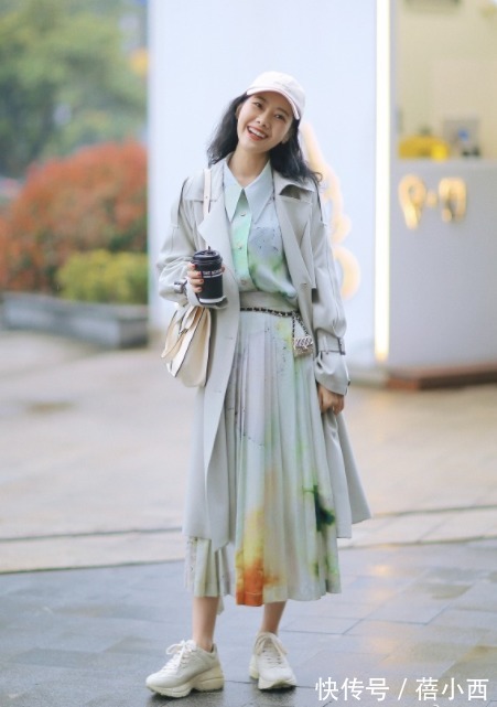 乐福鞋|秋季建议爱美女性多穿“风衣”,搭配连衣裙、半身裙,时髦又优雅