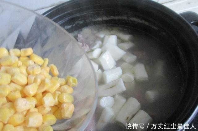 做排骨湯，多加這“1步”湯白如牛奶，補氣益血，臉色好身體棒