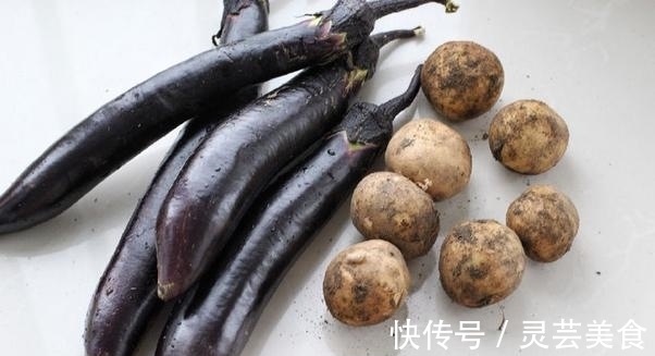 土豆茄子|纯正东北农家菜，土豆茄子蒸一蒸，酱料调制有套路