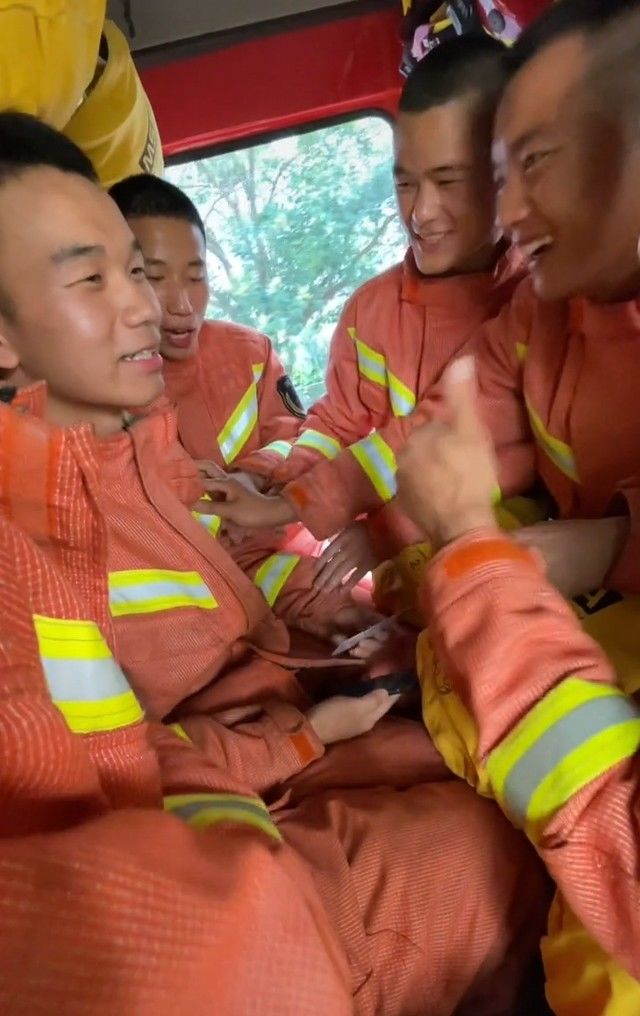 结果|上海消防员围观战友高考查分，看到结果大声欢呼！网友：原来他们还那么小
