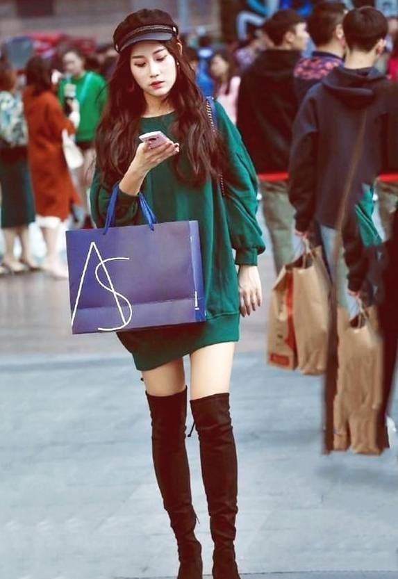  小姐姐|街拍小姐姐吊带的黑色上衣搭配牛仔短裤，清凉而又不失个性