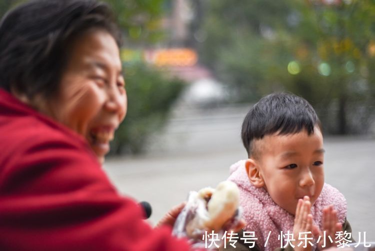 姥姥|孩子长大都不爱去姥姥家,和奶奶倒是越走越亲,原因妈妈要知道