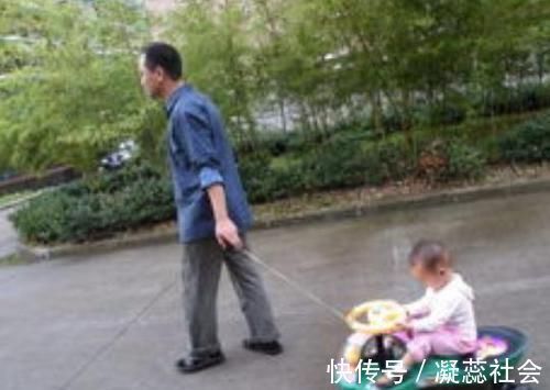 乐乐|女孩霸占他人玩具,奶奶一番话三观尽毁,现在家长教育娃都这样?