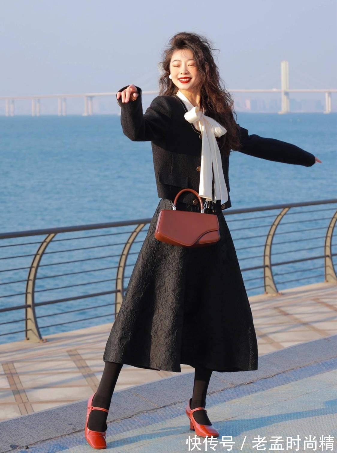 穿搭 半身裙下面不一定配高跟鞋,今年流行这样穿