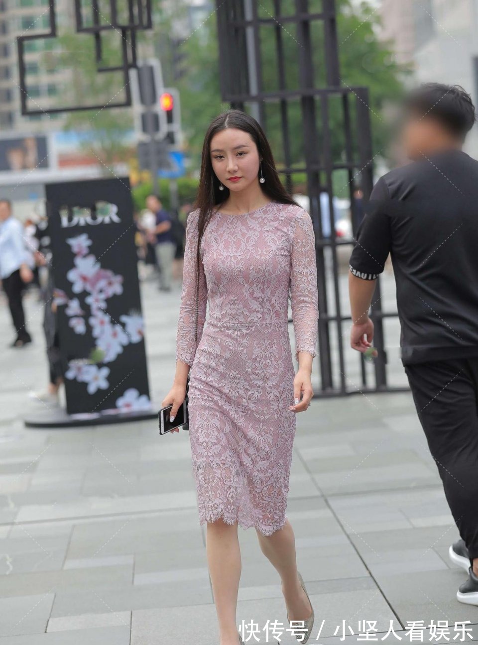 王者|曾经的“王者”归来,小黑裤横扫街头,爱美女士也不再淡定