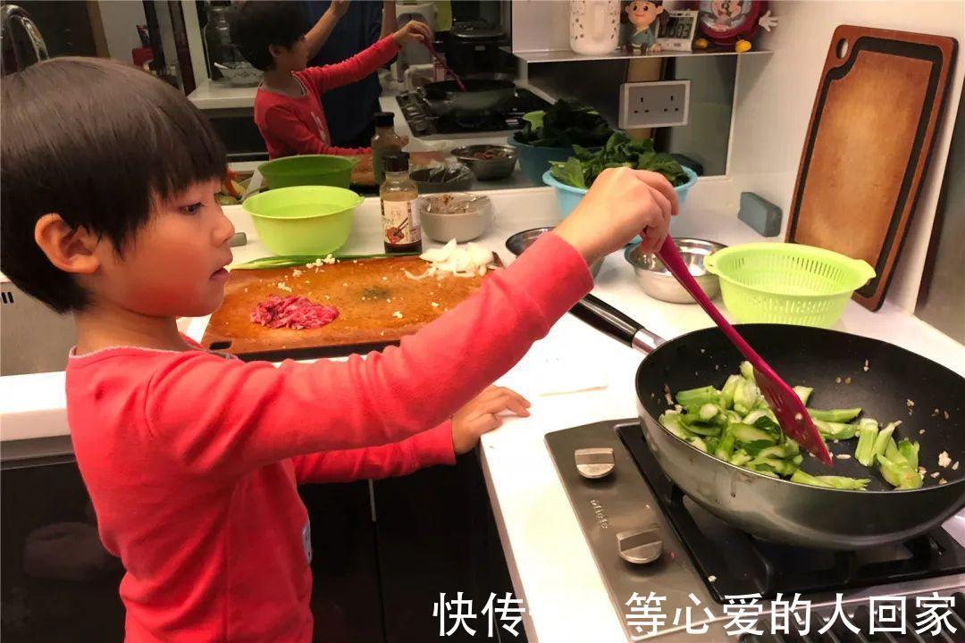 生活习惯|明星的孩子“养尊处优”不一定，学学朱丹教3岁女儿做家务吧