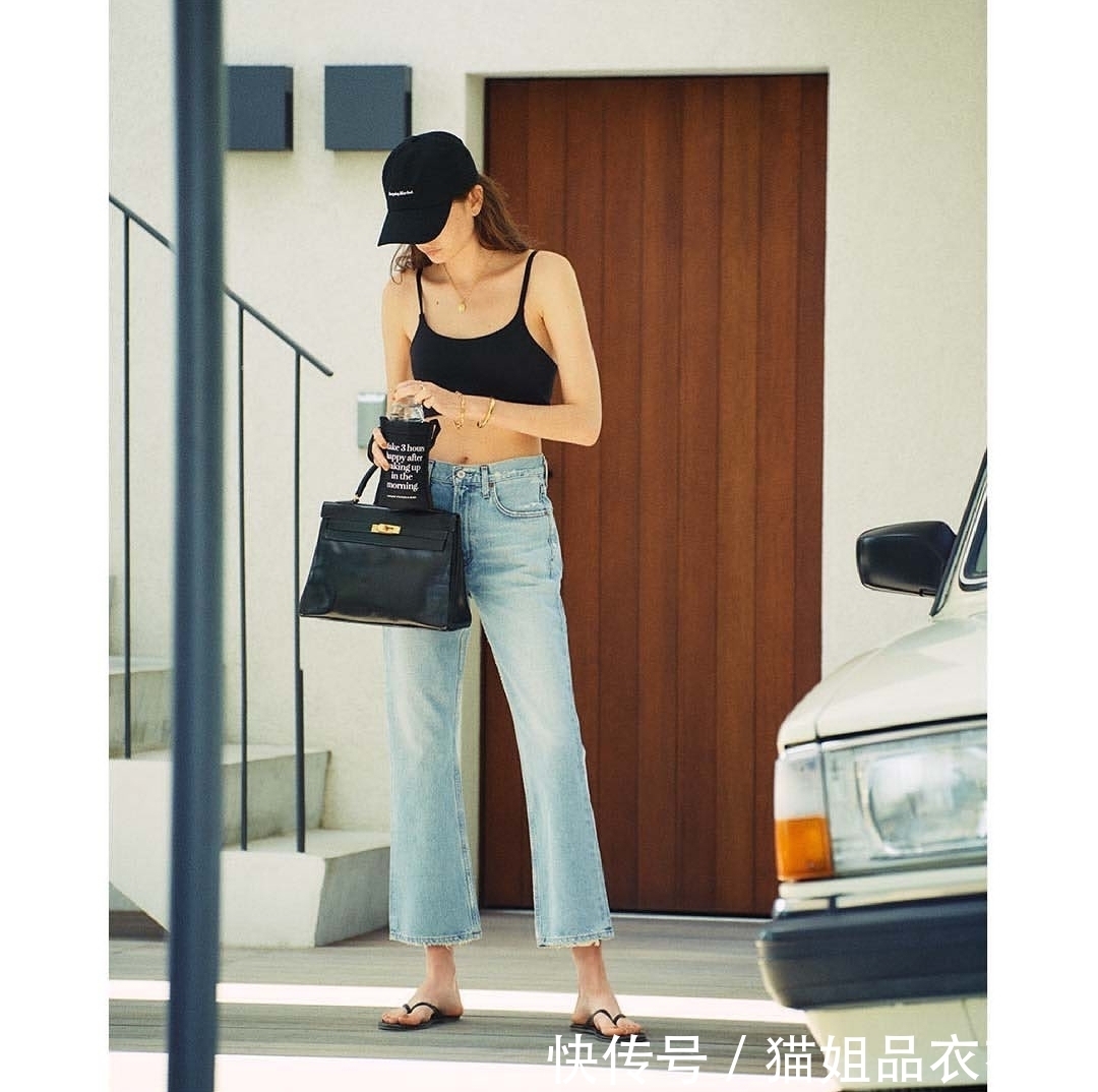 越简单越挑人，参考她的“随性极简风”搭配，全程穿凉鞋，美极了