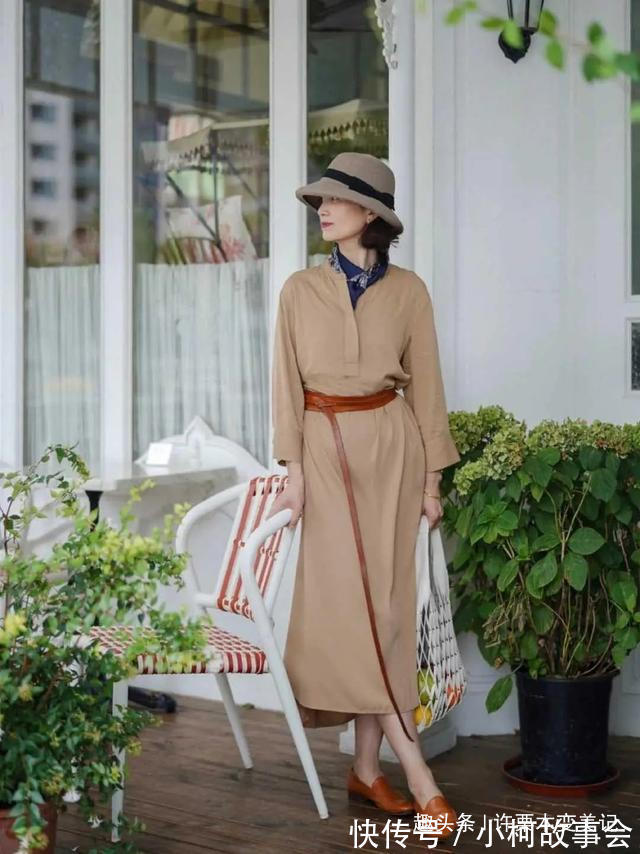 轻奢风 女人过了40岁尽量不要穿T恤配阔腿裤,学三木妈妈这样穿,真气质