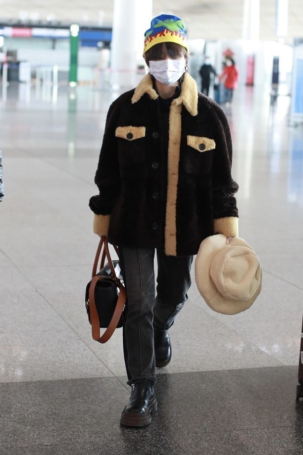 周笔畅真挺皮的, 戴着花帽子出门, 感觉很有儿童感, 真挺嫩的