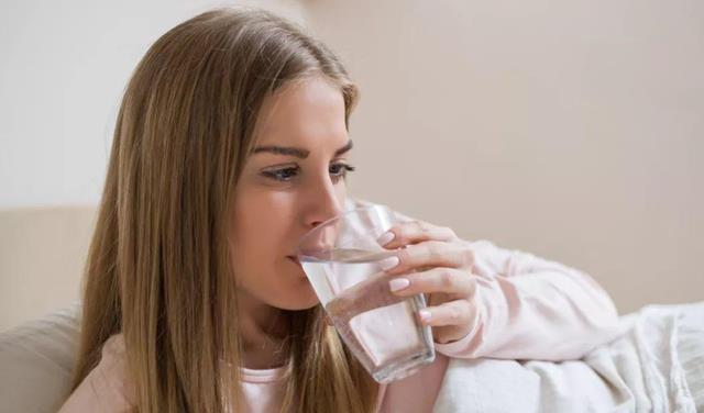 鱼肉|“延缓衰老”9种行为,多喝水第7,泡脚第4,第1很多人做不到?