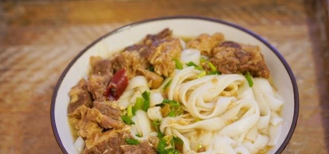 在家就能做出地道的牛腩粉，比店里料足，味道鲜美，简单又快手！