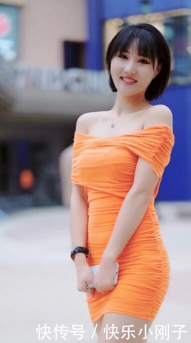 一字肩抹胸包臀裙,凸显出身体的曲线,眉宇间流露出一种高级感