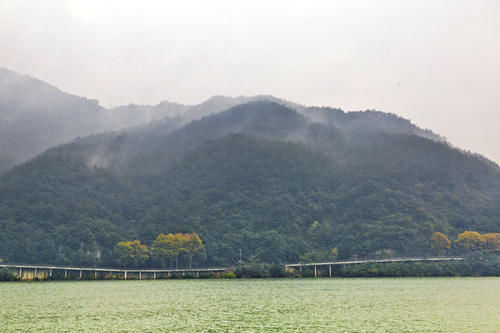 水中有山，山绕水生，水行山中，富春江一幅淡雅的水墨画卷