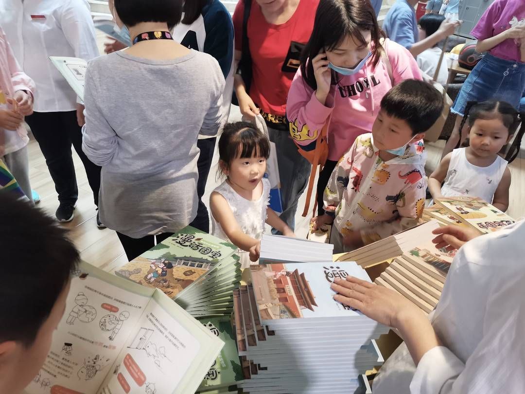 贾湖骨笛|国际博物馆日丨“漫画国宝”的插画师杜莹,到书店为孩子们“解密”国宝