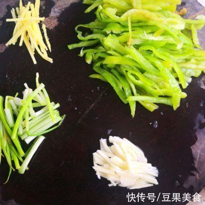 好吃|这是#蛋趣体验#青椒肉丝最正宗的做法，好吃到爆