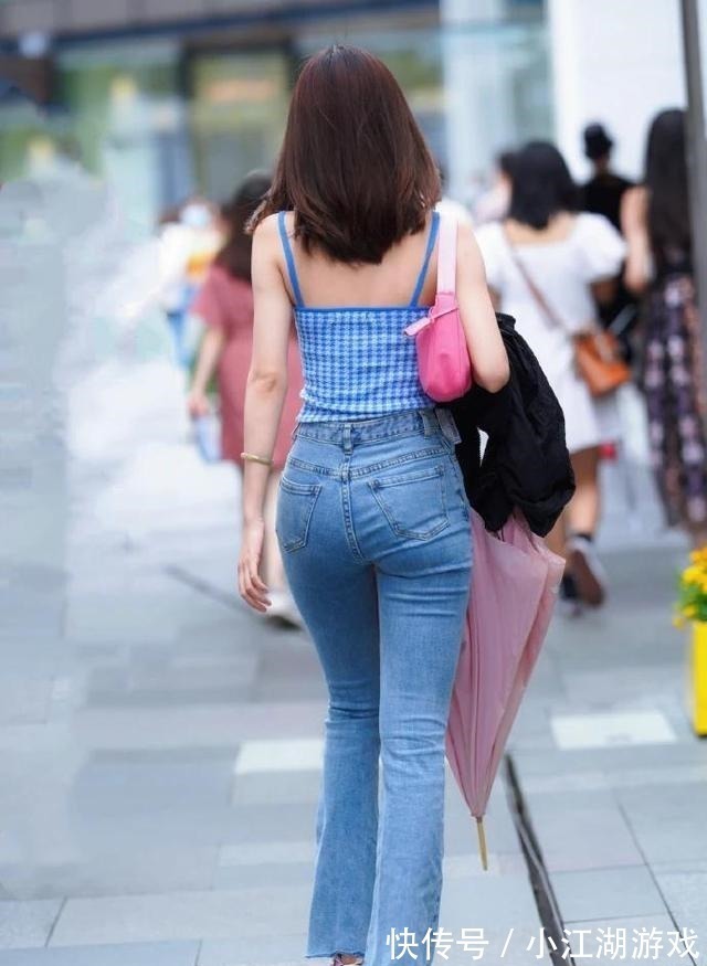 牛仔裤 蓝色吊带上衣搭配蓝色牛仔裤,时尚短发小姐姐简约穿搭风格太美了!