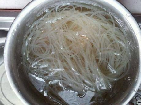 炒粉条，别直接下锅炒！大厨教你一招，软嫩爽滑，不粘黏还好吃