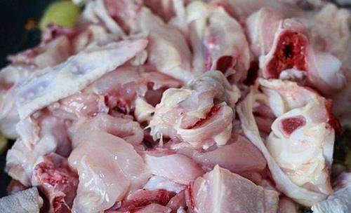 炖鸡汤时，直接加水炖大错特错，多加一步，鸡汤鲜美营养