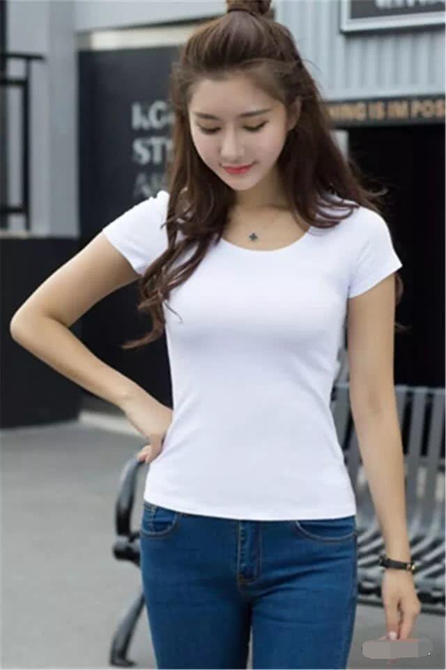 牛仔裤|街拍美女：时尚美妇一件简约的白色背心，搭配牛仔裤穿出了少女感