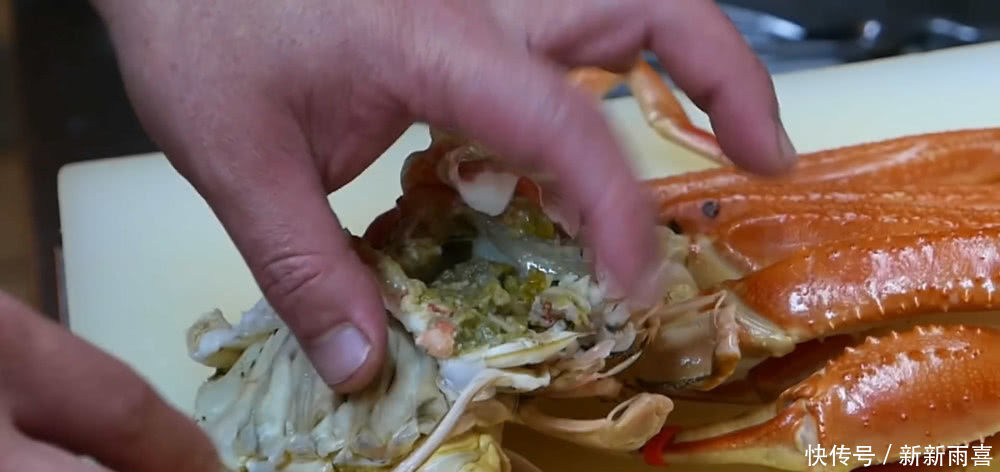 花150元买的一只螃蟹，真肥，还以为赚到，煮后掰开没勇气下嘴