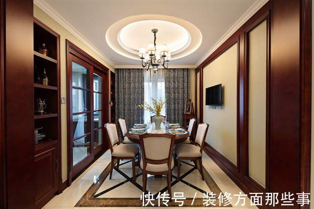 客厅|155平美式风三居室客厅望向餐厅整体红色调,让人感觉无比温馨